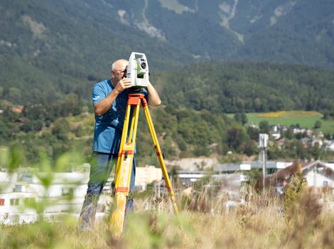 Vermesser im Außendienst von GEO-GEM Vermessung ZT aus Innsbruck