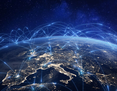 FME-Flow-Hosted_Headerbild Die Erde aus dem Weltraum bei Nacht, Stadtlichter sichtbar. Hellblaue Lichtlinien verbinden Kontinente und symbolisieren globale Netzwerke.